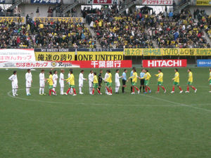 試合終了後の握手をする選手たち