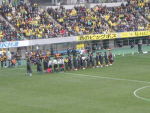 試合前の握手をする両チームの選手