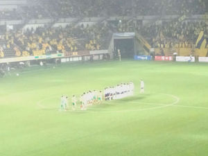 試合終了後の整列をする選手たち