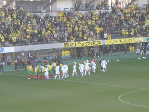 試合前の両チームの選手