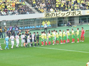 試合前の握手をする両チームの選手