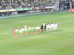 試合終了後の整列をする選手たち