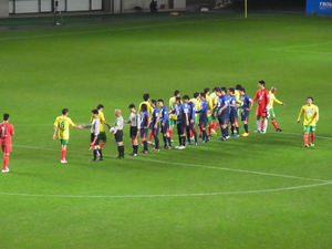 試合終了後の握手をする選手たち