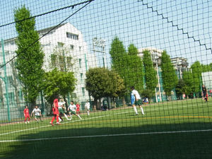 青森山田が攻めこむ