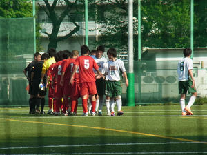 試合終了時の握手をする選手たち
