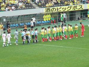 試合前の握手をする選手たち