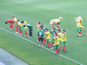 バックスタンドに挨拶する選手たち