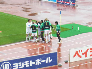 智のゴールが決まり集まる選手たち