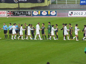 試合終了後の握手をする選手たち