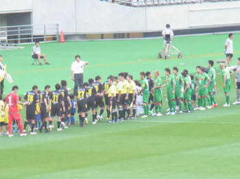 試合前の整列をする両チームの選手たち