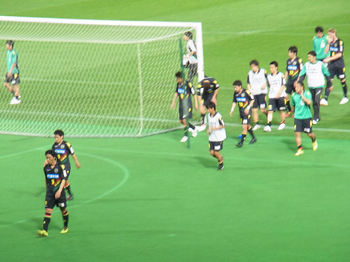 試合後、ゴール裏に挨拶に来た選手たち