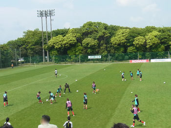 試合前のピッチ練習