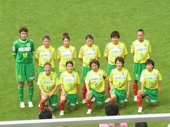 試合前の記念撮影をするジェフレディースの選手たち