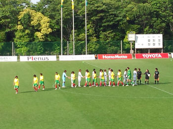 試合終了後の握手をする選手たち