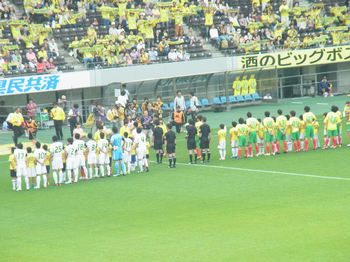 試合前の整列をする選手たち