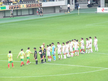 試合終了後の握手をする両チームの選手たち