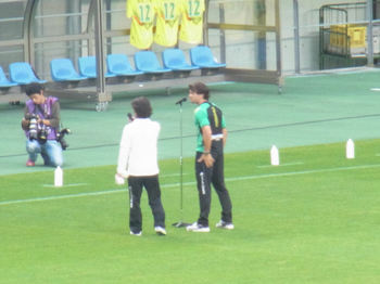 挨拶をするロボ