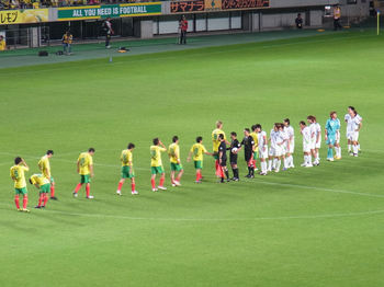 試合終了後の握手をする選手たち