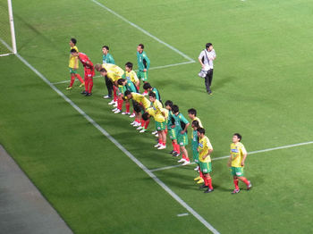 スタンドに挨拶をする選手たち