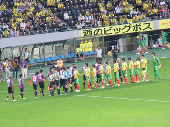 試合前の握手をする選手たち
