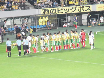 試合前の握手をする選手たち