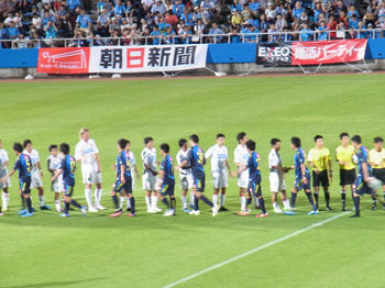 試合後の握手をする選手たち