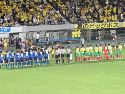 試合前の整列をする選手たち