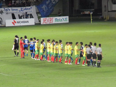 試合終了後の握手をする選手たち