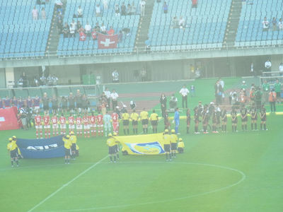 スイス、メキシコ両チームの整列