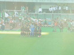 ベンチ前で円陣をくむU-20メキシコ女子代表