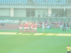 ベンチ前に集まるU-20スイス女子代表