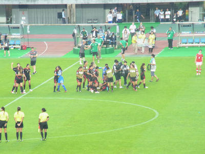 勝利を喜ぶメキシコの選手たち