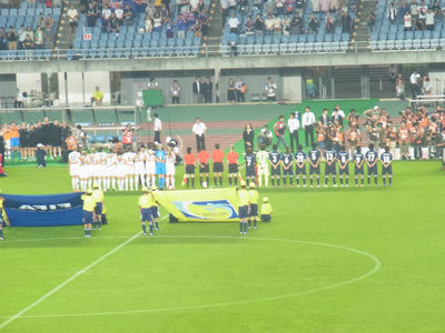 試合前の整列をする両チームの選手たち