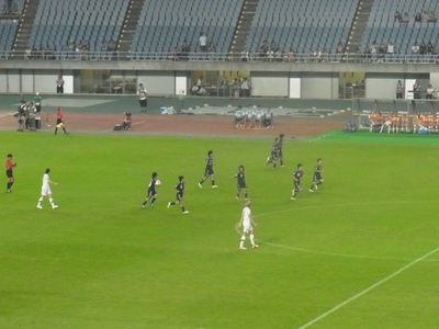 1点を返してボールをセンターサークルに持っていく