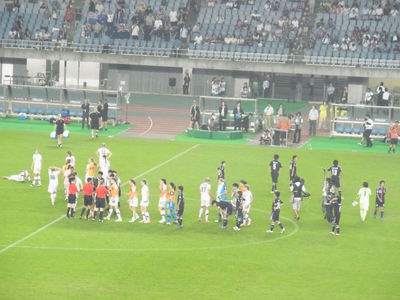 試合終了後の握手をする両チームの選手たち