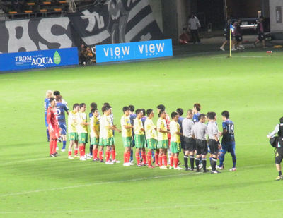 試合後の握手をする選手たち