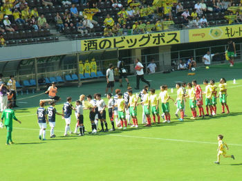 試合前の握手をする選手たち