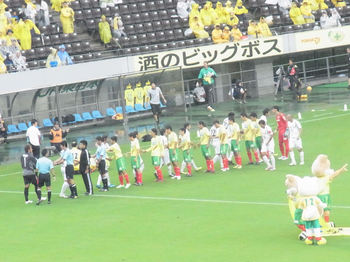 試合前の握手をする選手たち