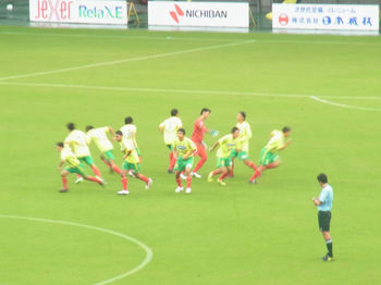 円陣を解く選手たち