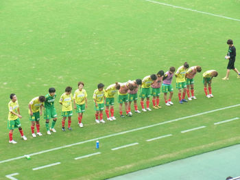 試合後の挨拶をする選手たち