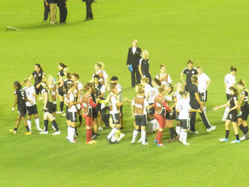 試合後、検討をたたえ合う両チームの選手たち
