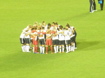 試合を円陣を組むドイツの選手たち