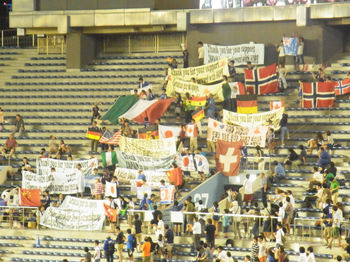 ゴール裏に集結した各国の国旗とバナー