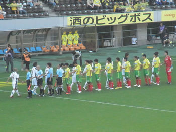 試合前の握手をする選手たち