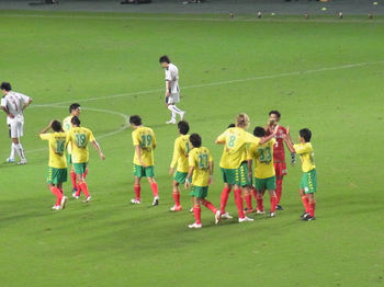 試合終了直後、ハイタッチで喜ぶ選手たち