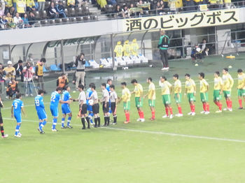 試合前の握手をする選手たち