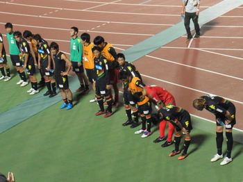 メインスタンドで挨拶をする選手たち