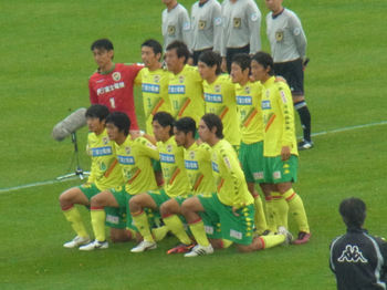 試合前の記念写真を撮るジェフの選手たち