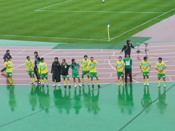 メインスタンドで挨拶をする選手たち