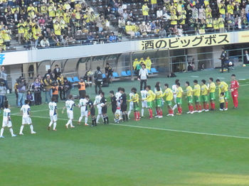 試合前の握手をする両チームの選手たち